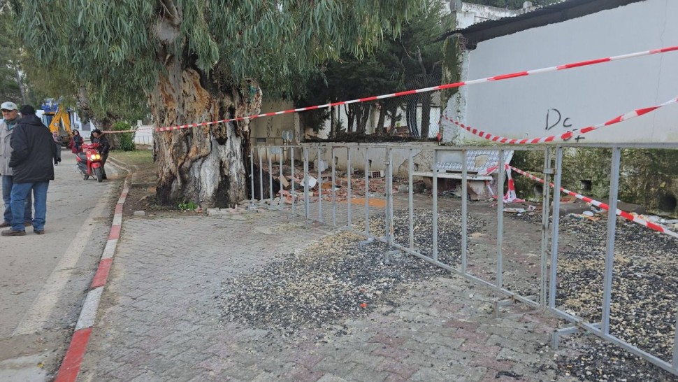 حادثة وفاة طفل في تبرسق: تطويق موقع البناية بالحواجز الحديدية
