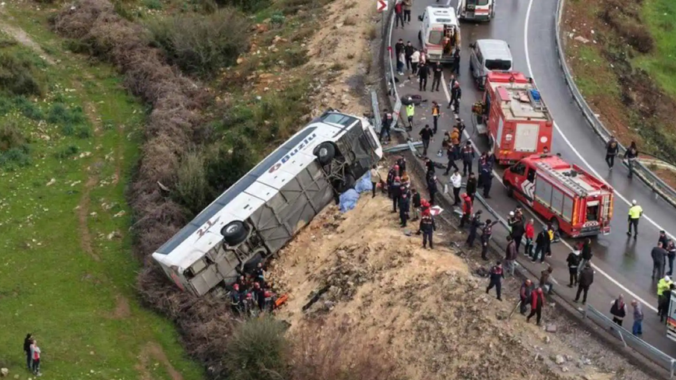 قتل 16 شخصا وأصيب 30 آخرين بجروح في حادثي مرور في تركيا، بحسب ما أعلنت السلطات التركية اليوم الأحد