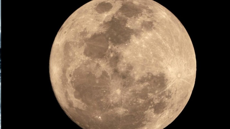 الليلة: القمر يبلغ ذروة اكتماله