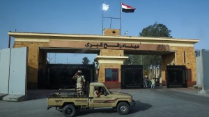 هيئة البث العبرية عن مصادر: فتح معبر رفح في الاتجاهين