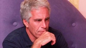 الملياردير الذي أسقطته تهم استغلال القاصرات .. من هو جيفري إبستين ؟