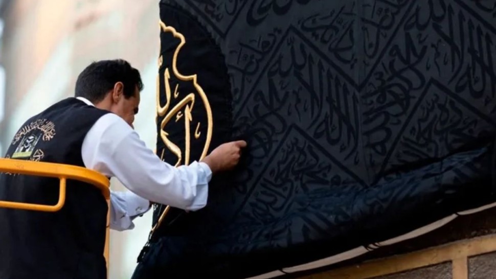 ملفّات إبستين المسرّبة تكشف شحن 3 قطع من كسوة الكعبة