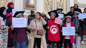 المعطلون عن العمل ممن طالت بطالتهم يحتجون أمام المسرح البلدي