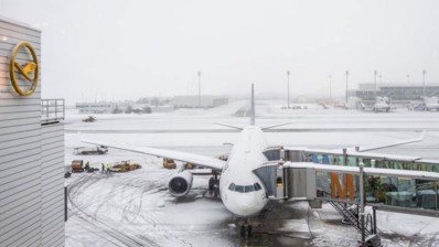 تأخير سفرات في مطار فرانكفورت الألماني بسبب سوء الأحوال الجوية
