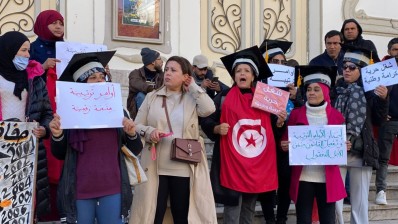 المعطلون عن العمل ممن طالت بطالتهم يحتجون أمام المسرح البلدي