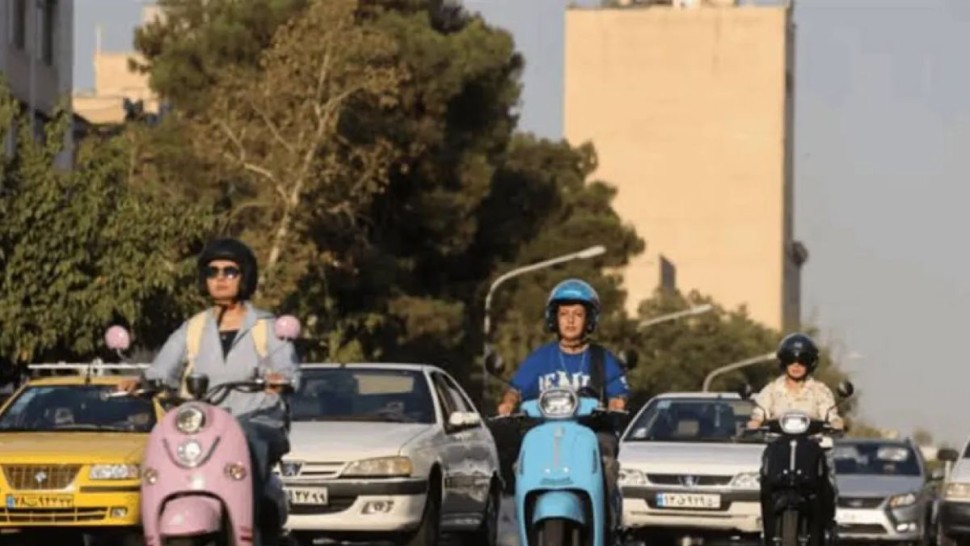 إيران تسمح للنساء بالحصول على رخص قيادة الدراجات النارية
