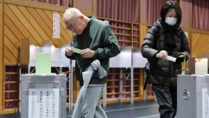 اليابان تصوّت في انتخابات تشريعية مبكرة وسط توقعات بتعزيز موقع الحزب الحاكم