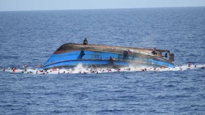53 مهاجرا بين قتيل ومفقود بعد غرق قارب قبالة ليبيا