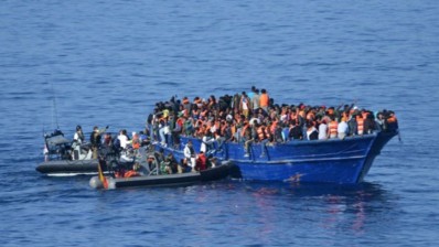 إيطاليا تقرّ مشروع قانون لفرض حصار بحري على قوارب المهاجرين