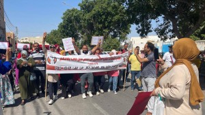 المعطلون عن العمل ممن طالت بطالتهم يحتجون أمام مقر وزارة التربية