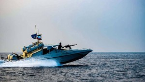 إيران تطلق مناورات في مضيق هرمز