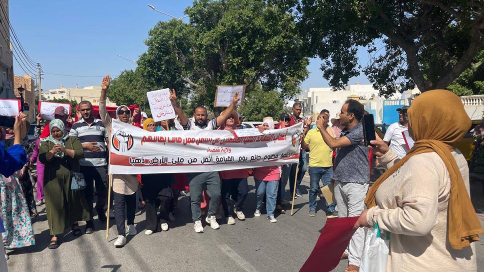 المعطلون عن العمل ممن طالت بطالتهم يحتجون أمام مقر وزارة التربية