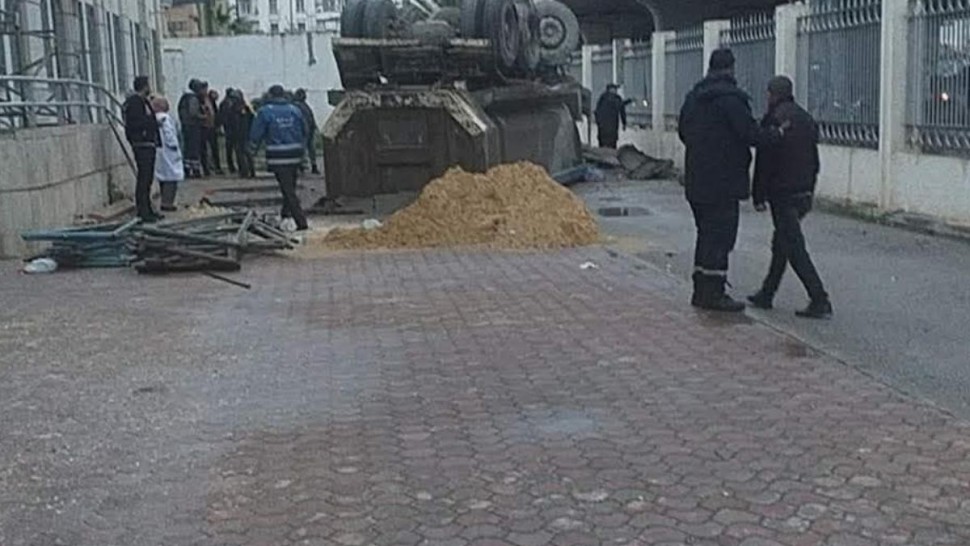 العاصمة: سقوط شاحنة ثقيلة من قنطرة الجمهورية