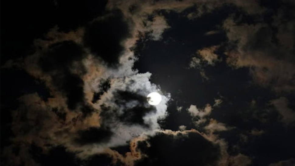 طقس الليلة: سحب عابرة بأغلب المناطق والحرارة بين 6 و 17 درجة