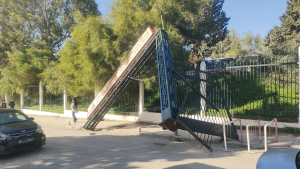 سقوط الباب الرئيسي للمركب الجامعي المنار بعد اصطدام شاحنة به