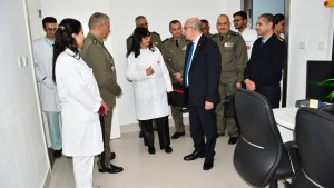 خلال زيارته للمستشفى العسكري بصفاقس: وزير الدفاع يؤكد أهمية تطوير آليات العمل