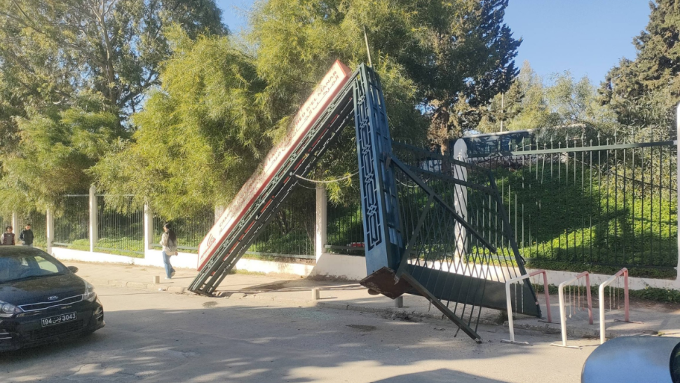 سقوط الباب الرئيسي للمركب الجامعي المنار بعد اصطدام شاحنة به