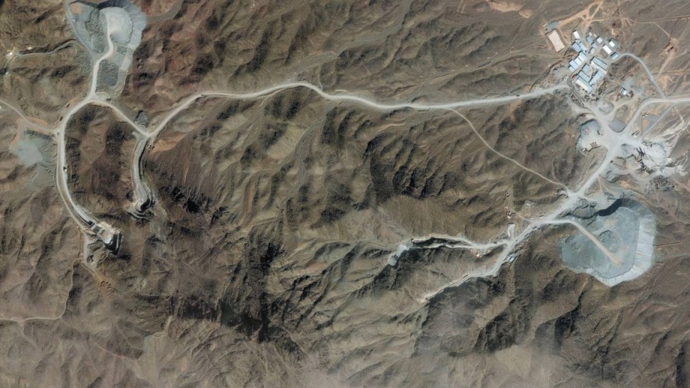 صور أقمار اصطناعية... إيران تُحصن مواقع حساسة وسط توترات مع أمريكا