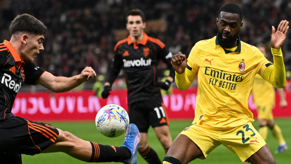 ميلان يسقط أمام كومو ويمنح إنتر فرصة الإبتعاد في صدارة 'الكالشيو'
