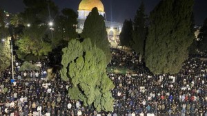 القدس: 100 ألف مصلٍ يؤدون صلاتي العشاء والتراويح في المسجد الأقصى