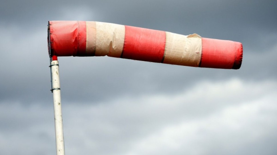 طقس اليوم: ريح قوية تتجاوز مؤقتا 90 كلم في الساعة