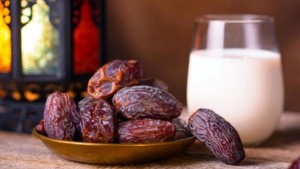 التمر بالحليب عند الإفطار.. "كنز صحي" في رمضان