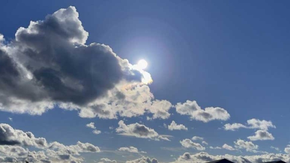 طقس اليوم: سحب عابرة بأغلب المناطق