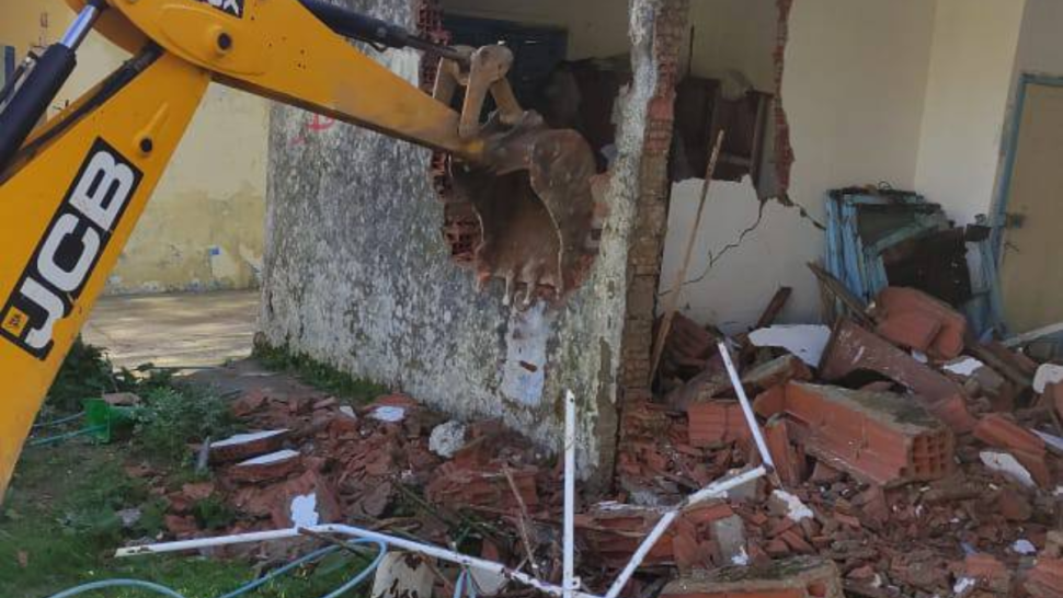 جندوبة: هدم بناية آيلة للسقوط بمدرسة طريق عين دراهم حفاظًا على سلامة التلاميذ