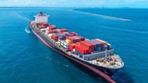 بريطانيا تفرض عقوبات على 50 سفينة تنقل النفط الروسي