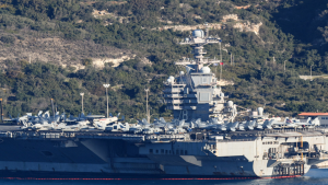 وصول أكبر حاملة طائرات في العالم إلى القاعدة الأميركية في كريت باليونان