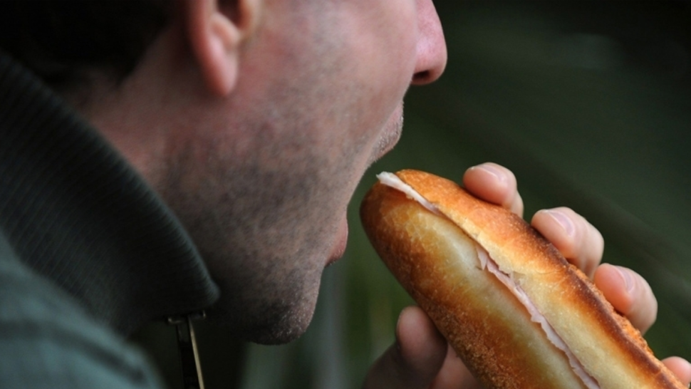 محام: المجاهر بالإفطار قد يُنسب إليه ارتكاب جريمة التجاهر عمدًا بفحش