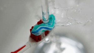 أستاذة علم أحياء  : هذا هو التوقيت المثالي لتغيير فرشاة الأسنان