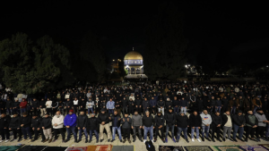 أدى قرابة 40 ألف مصلٍ، مساء الأربعاء 25 فيفري، صلاتي العشاء والتراويح في المسجد الأقصى، رغم القيود والإجراءات التي تفرضها سلطات الاحتلال  على دخول المصلين إلى البلدة القديمة