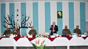 وزير الدفاع يشارك عسكريي قاعدة كندار الإفطار ويؤكد دعم الجاهزية العملياتية