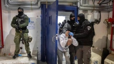 تفاقم الأوضاع الصحية للأسرى في سجن عوفر: ضرب وإهمال متعمّد يهددان حياتهم