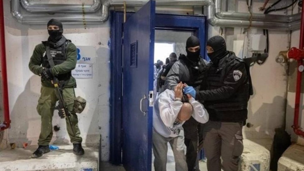 تفاقم الأوضاع الصحية للأسرى في سجن عوفر: ضرب وإهمال متعمّد يهددان حياتهم