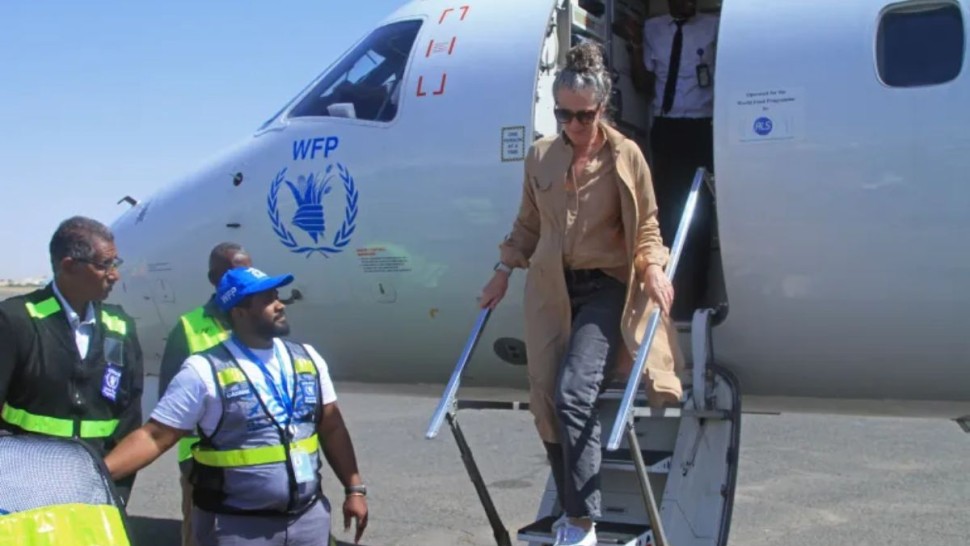 هبوط أول طائرة إنسانية أممية بالخرطوم وإدانات دولية للهجوم على الفاشر