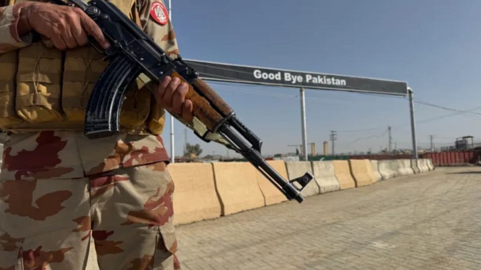 الجيش الأفغاني يهاجم مواقع باكستانية وإسلام آباد تتوعد بعملية كبرى