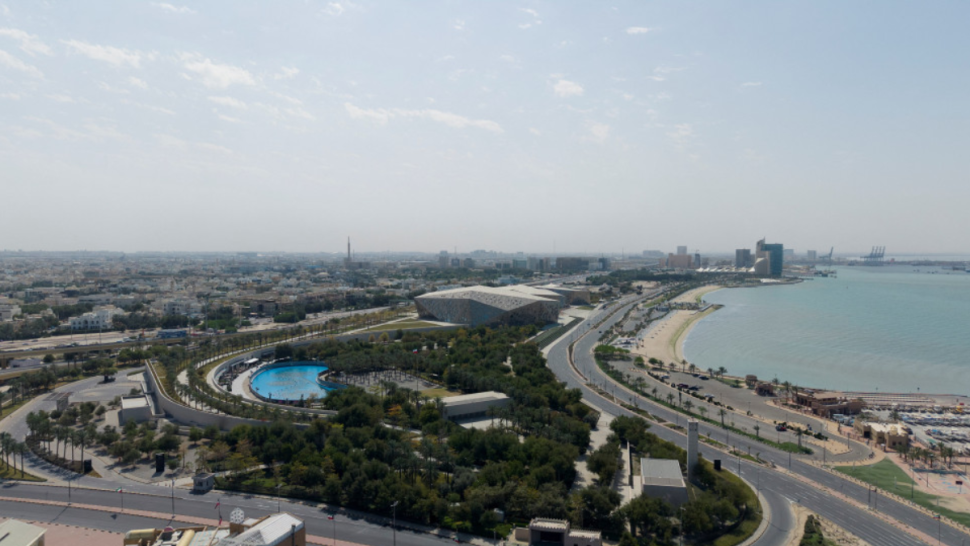 تصاعد الدخان من موقع السفارة الأميركية في مدينة الكويت