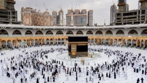 25 معتمرا تونسيا عالقون في جدة ويطالبون السلط بالتدخل