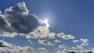 طقس اليوم: سحب عابرة بأغلب المناطق