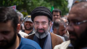 بكين تعلن معارضتها لأي استهداف للمرشد الأعلى الإيراني الجديد مجتبى خامنئي