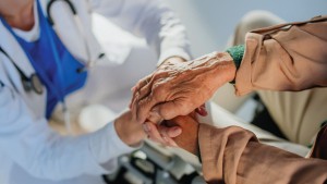 قبلي: فحص 54 مسنًا بمنازلهم في إطار برنامج "رمضانيات صحية"