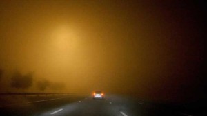 أمطار متفرقة وضباب محلي آخر الليل