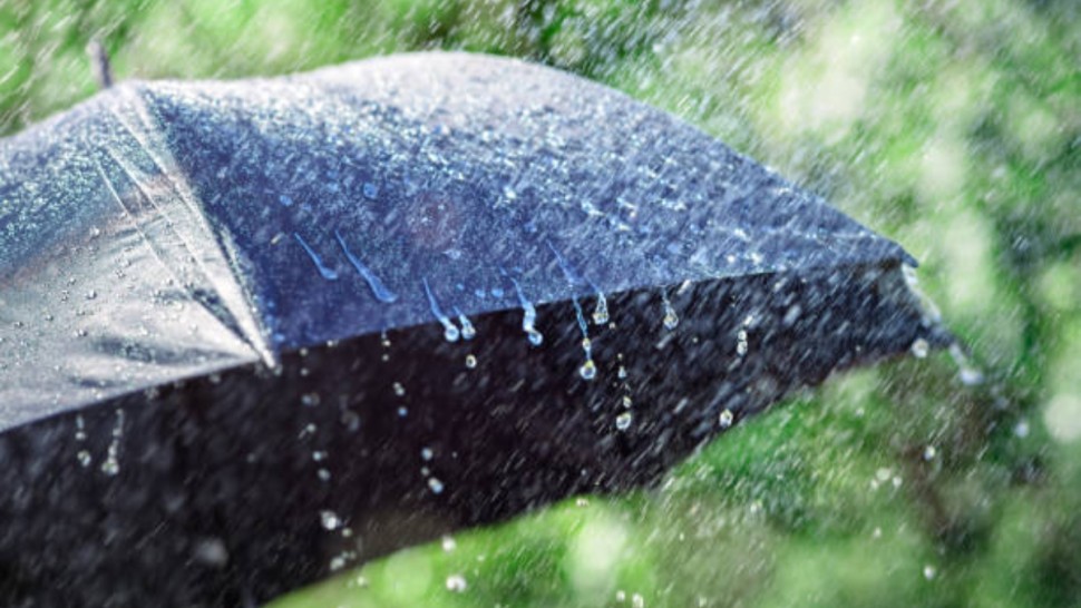 طقس اليوم: أمطار متفرقة بهذه المناطق