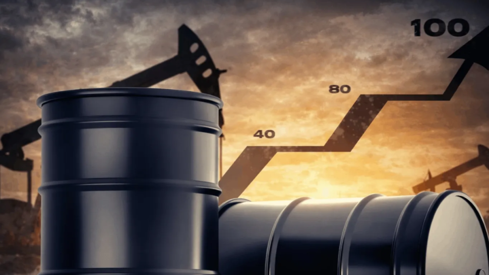 خام نفط "برنت" يغلق فوق 100 دولار لأول مرة منذ 2022