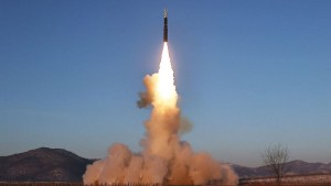 كوريا الشمالية تطلق نحو عشرة صواريخ باليستية