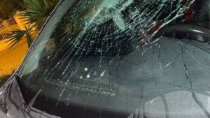 صاحب سيارة تاكسي.. 12 سيارة تضررت من الرشق بالحجارة قرب مفترق حي هلال