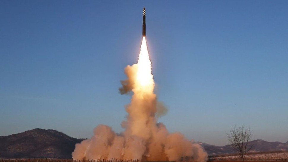 كوريا الشمالية تطلق نحو عشرة صواريخ باليستية