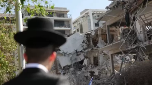 إصابات وحرائق في تل أبيب جراء سقوط شظايا صواريخ